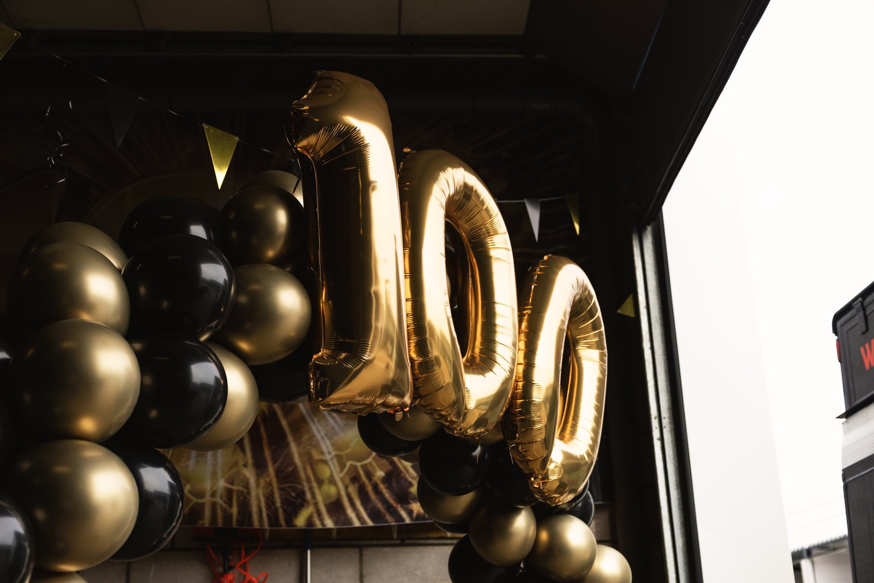 Feestelijke ballondecoratie van Yabadaballoon