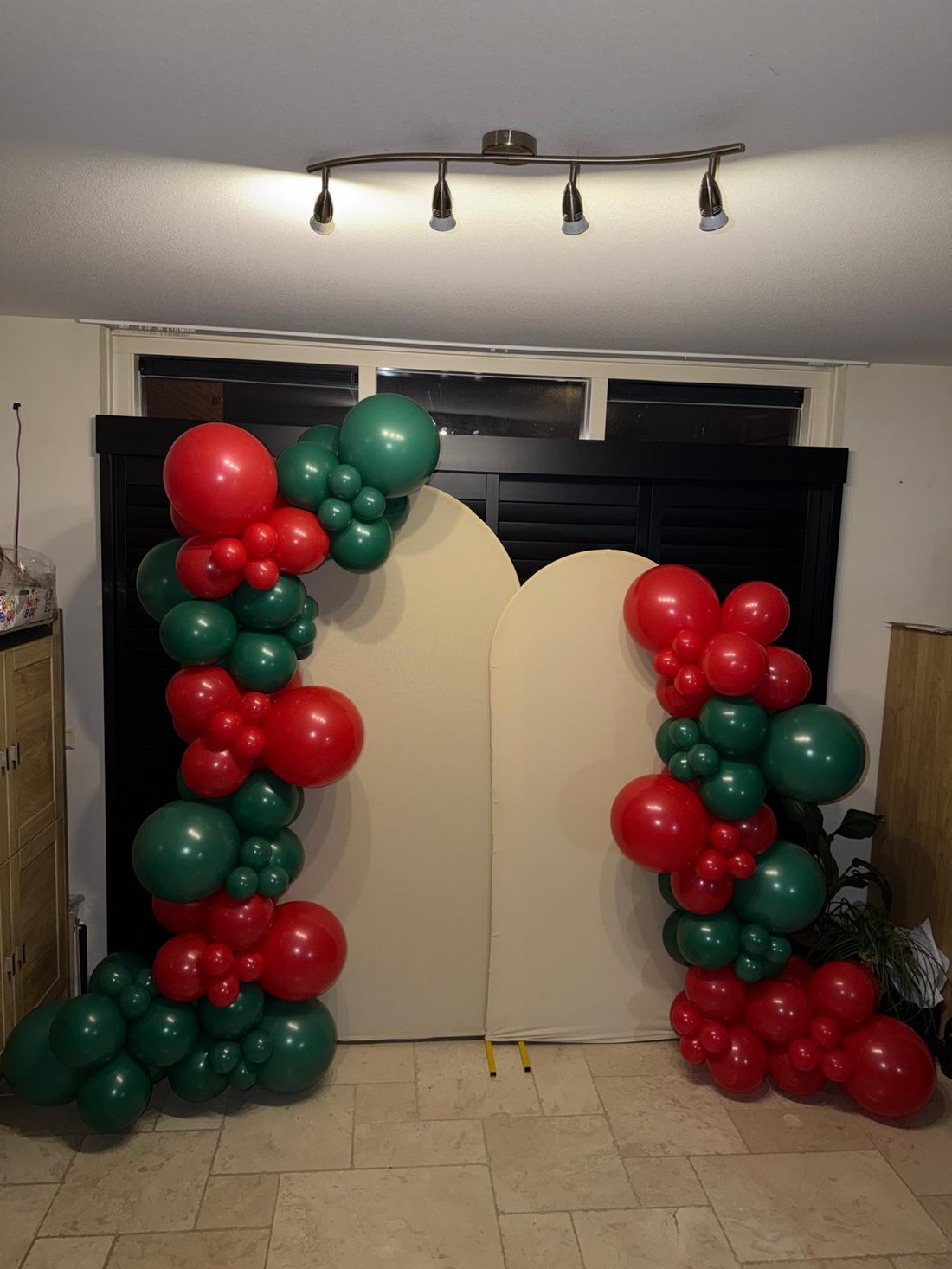 Organische ballondecoratie incl. backdrop sfeerfoto 2